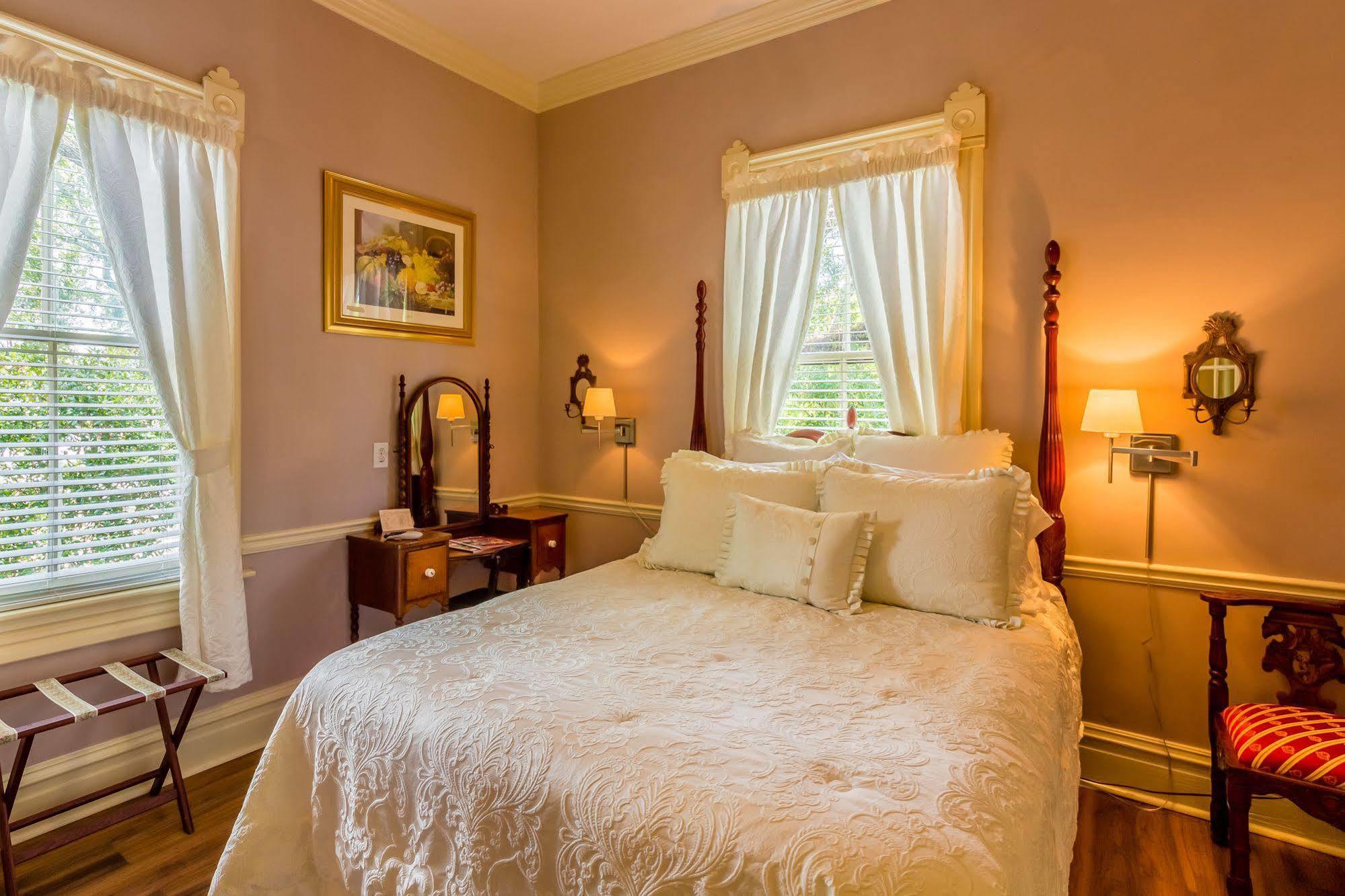 サバンナ Amethyst Garden Bed & Breakfast エクステリア 写真